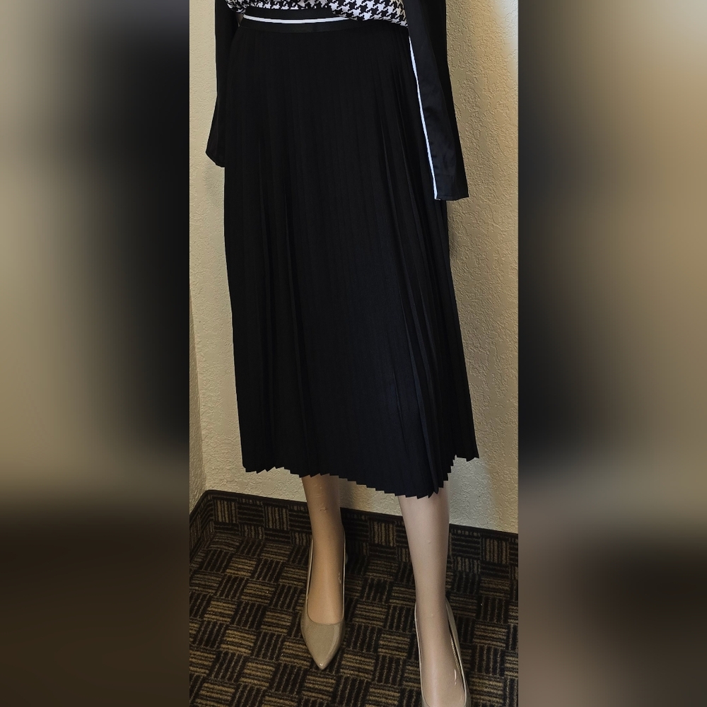 Chic Black Midi Skirt with Pleats